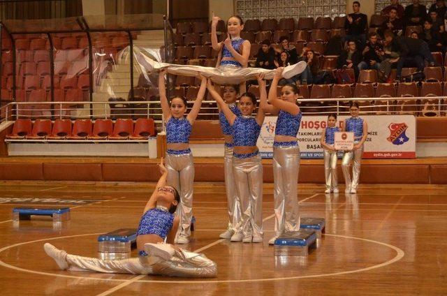 Step-aerobik Yarışmaları İzleyenleri Büyüledi