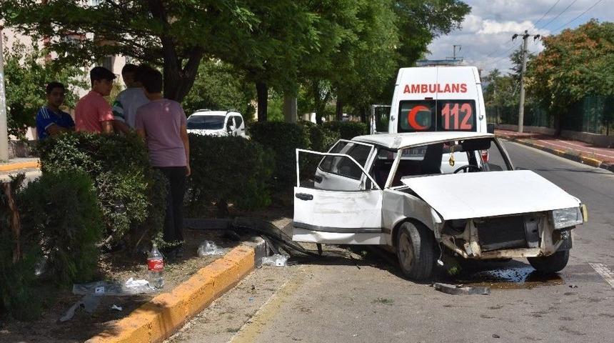 Otomobil Ağaca &Ccedil;arptı: 5 Yaralı