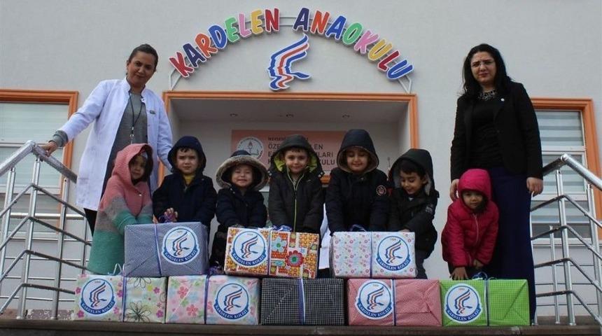 Minik &Ouml;ğrenciler Oyuncaklarını Anaokullarına Hediye Etti