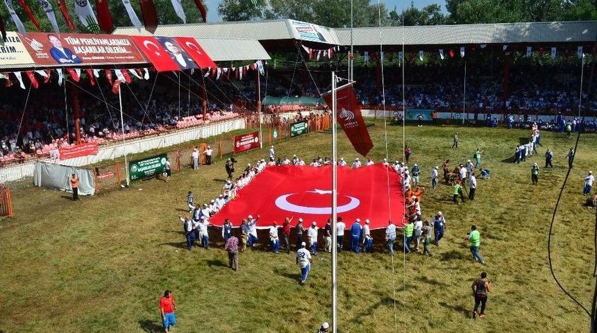 Kırkpınar&rsquo;da Dev T&uuml;rk Bayrağı A&ccedil;ıldı
