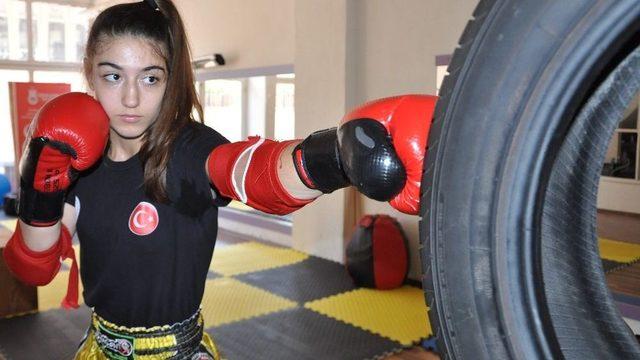 Manisalı Milli Sporcu Rabia Ercan, Ömer Halisdemir İçin Ringe Çıkacak