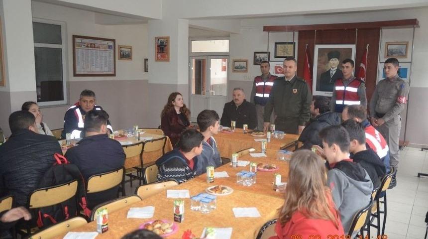 &Ouml;ğrenciler, Afrin&rsquo;e Destek İ&ccedil;in Jandarmayı Ziyaret Etti