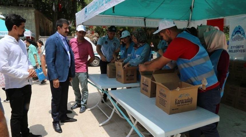 Eyy&uuml;biye Belediyesi Vatandaşlara &Ccedil;eşitli İkramlarda Bulundu