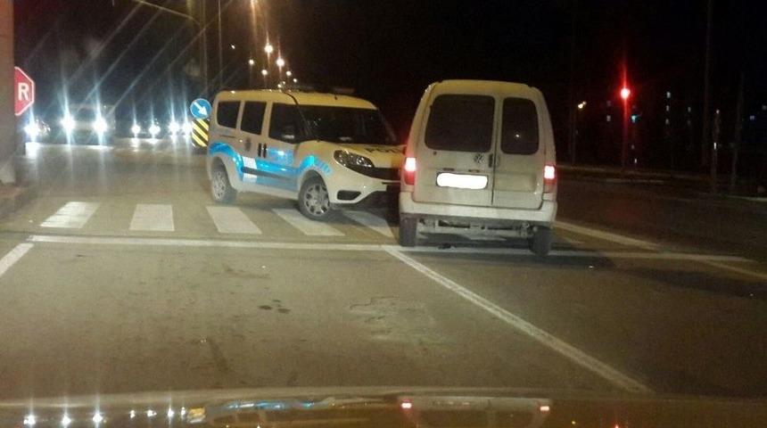 Ka&ccedil;arken Polis Otosuna &Ccedil;arpan Ş&uuml;pheliler Yakalandı