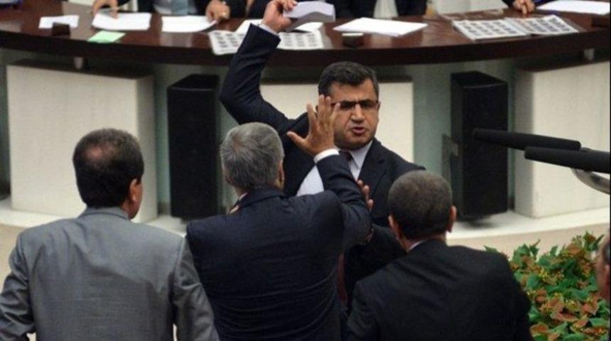 Meclis'te torba yasa kitaplı kavga