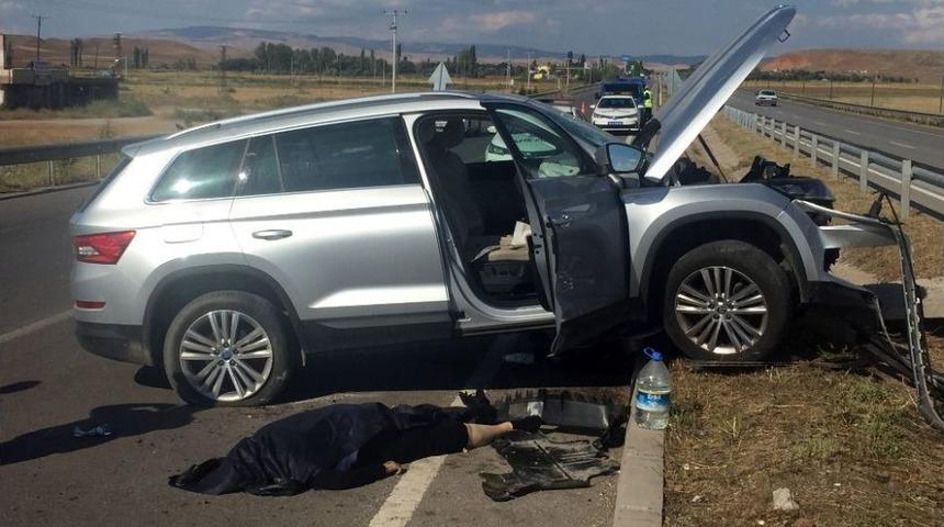 Otomobil Bariyerlere &Ccedil;arptı: 1 &Ouml;l&uuml;, 2 Yaralı