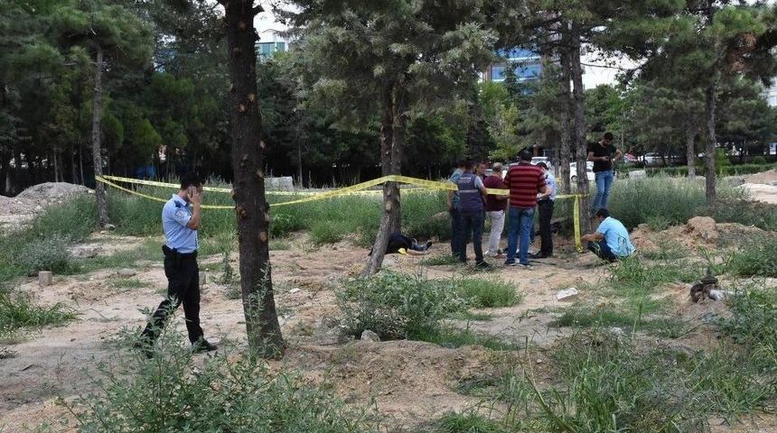 Eski Devlet Hastanesi Bah&ccedil;esinde Erkek Cesedi Bulundu