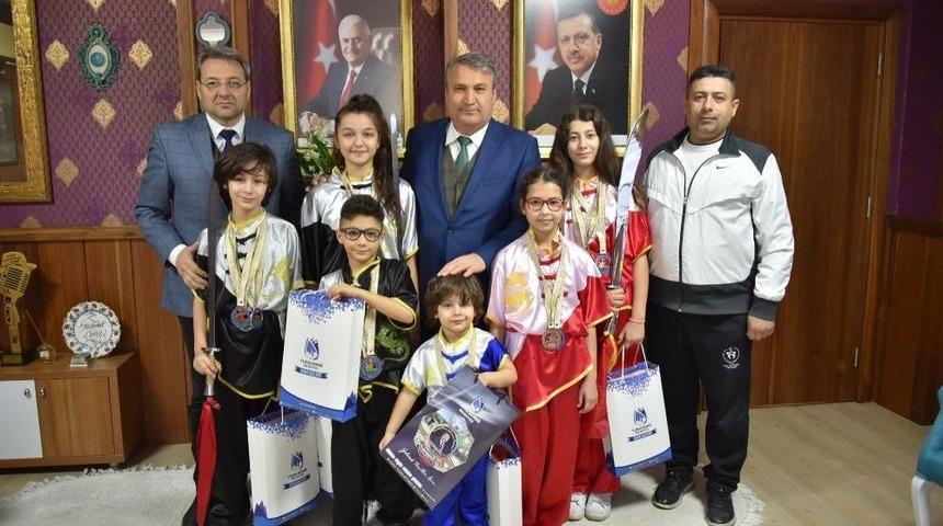 Başarılı Wushuculardan Başkan &Ccedil;er&ccedil;i&rsquo;ye Teşekk&uuml;r