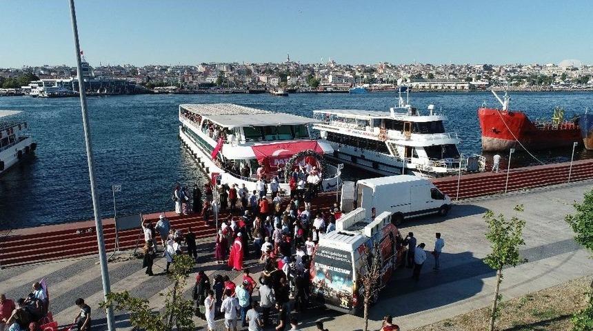 Vatandaşlar Teknelerle 15 Temmuz Şehitler K&ouml;pr&uuml;s&uuml;&rsquo;ne Akın Etti