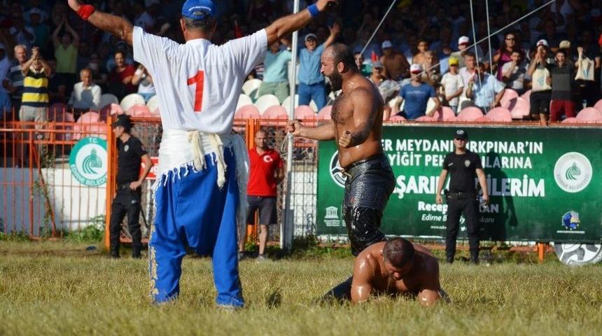 Altın Kemeri Minik Kızlarına Ve Eşine Armağan Etti