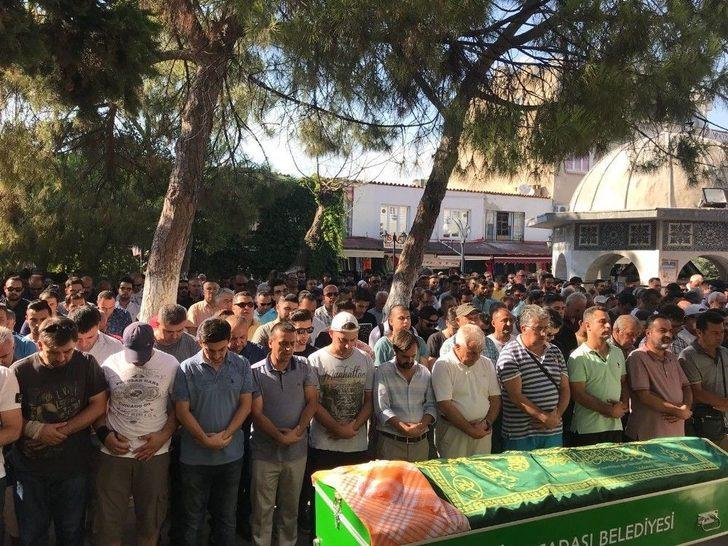 Kuşadası Kaza Kurbanı İki Genç İçin Ağlıyor G1