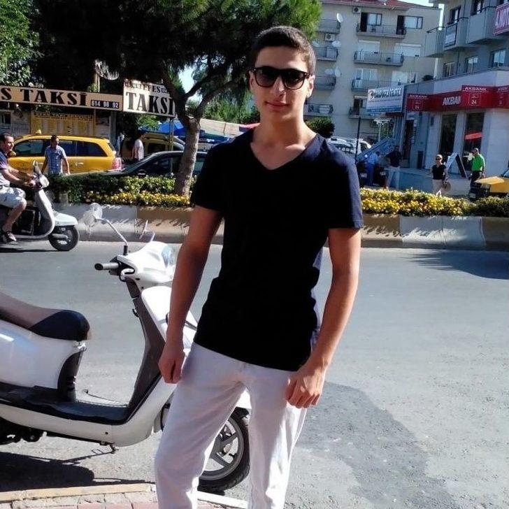 Kuşadası Kaza Kurbanı İki Genç İçin Ağlıyor G3