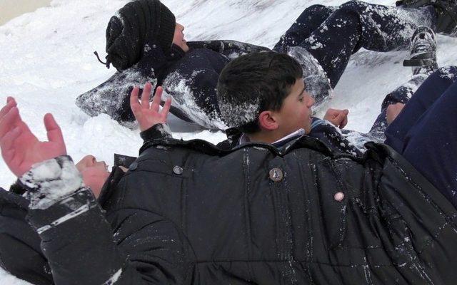 Ardahan’da Öğrencilerin Kar Sevinci