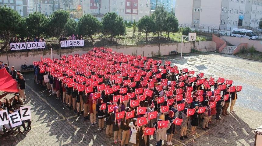 &Ouml;ğrencilerden "bayrağımız Başımızın &Uuml;st&uuml;nde" G&ouml;sterisi