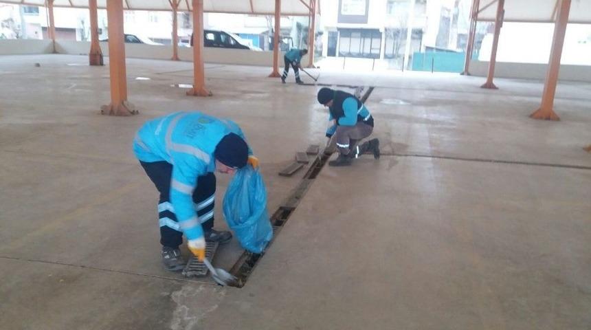 İzmit Gece G&uuml;nd&uuml;z Temizleniyor