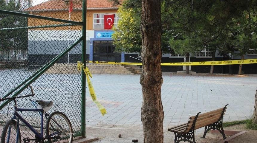 Buldukları Cisim Okul Bah&ccedil;esinde Patladı, 4 &Ccedil;ocuk Yaralandı