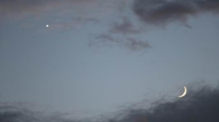 G&ouml;ky&uuml;z&uuml;nde Ay İle Yıldızın Buluşması