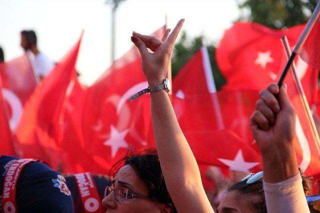 İzmir’de Demokrasi Nöbeti Başladı