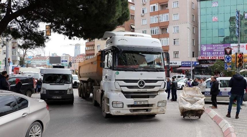Kartal&rsquo;da Hafriyat Kamyonunun &Ccedil;arptığı Kadın Hayatını Kaybetti