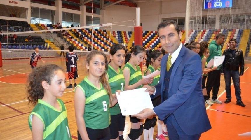 Voleybolda Grup Birincileri Madalyalarını Aldı