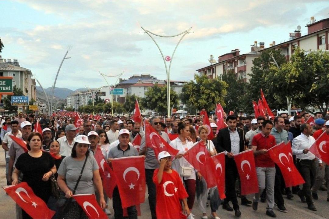 Tunceli&rsquo;de &ldquo;15 Temmuz Demokrasi Ve Milli Birlik G&uuml;n&uuml;&rdquo;nde Binlerce Kişi Y&uuml;r&uuml;d&uuml;