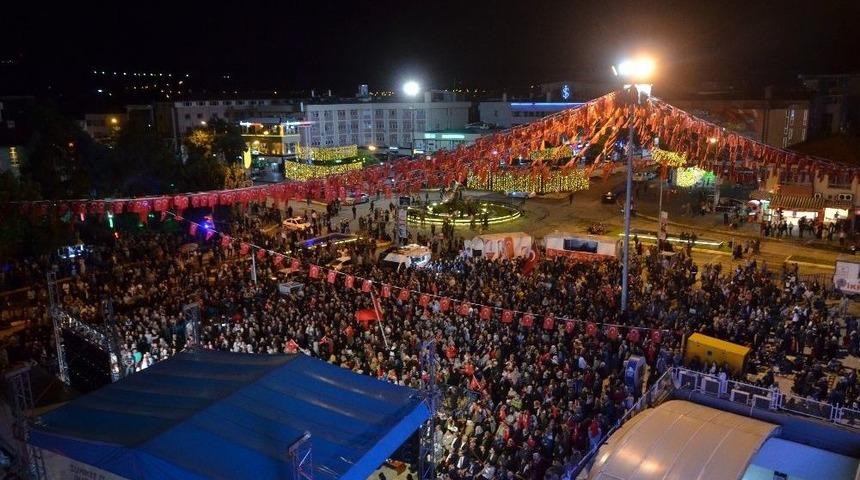 Erzincanlılar Demokrasi N&ouml;beti İ&ccedil;in Meydanlara Akın Etti