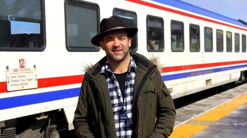 Doğu Ekspresi, &Ccedil;ıldır G&ouml;l&uuml; &Uuml;nl&uuml; Sanat&ccedil;ıların Klip &Ccedil;ekimleri İ&ccedil;in Mekan Oldu