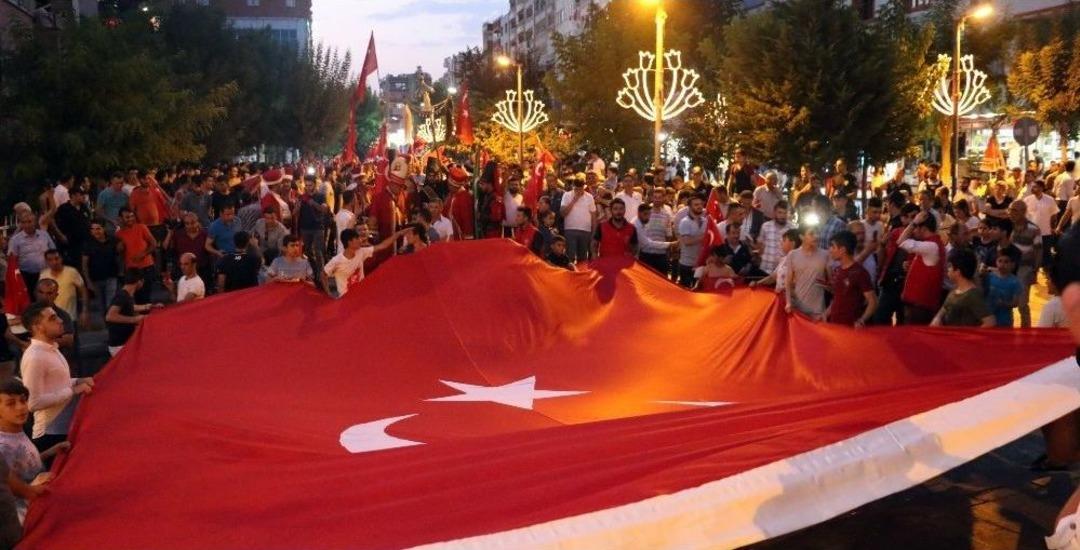 15 Temmuz Demokrasi Y&uuml;r&uuml;y&uuml;ş&uuml;ne Siirt&rsquo;ten Binlerce Kişi Katıldı