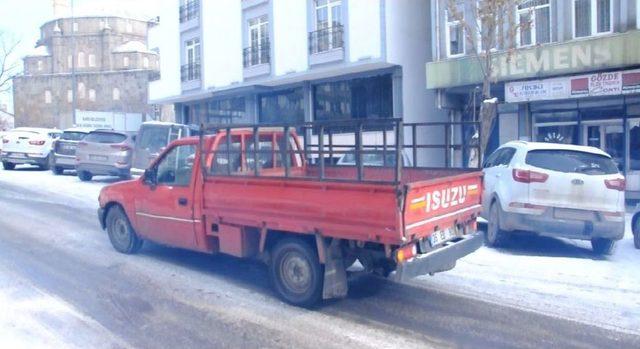 Kars’ta Yollar Buz Pistine Döndü