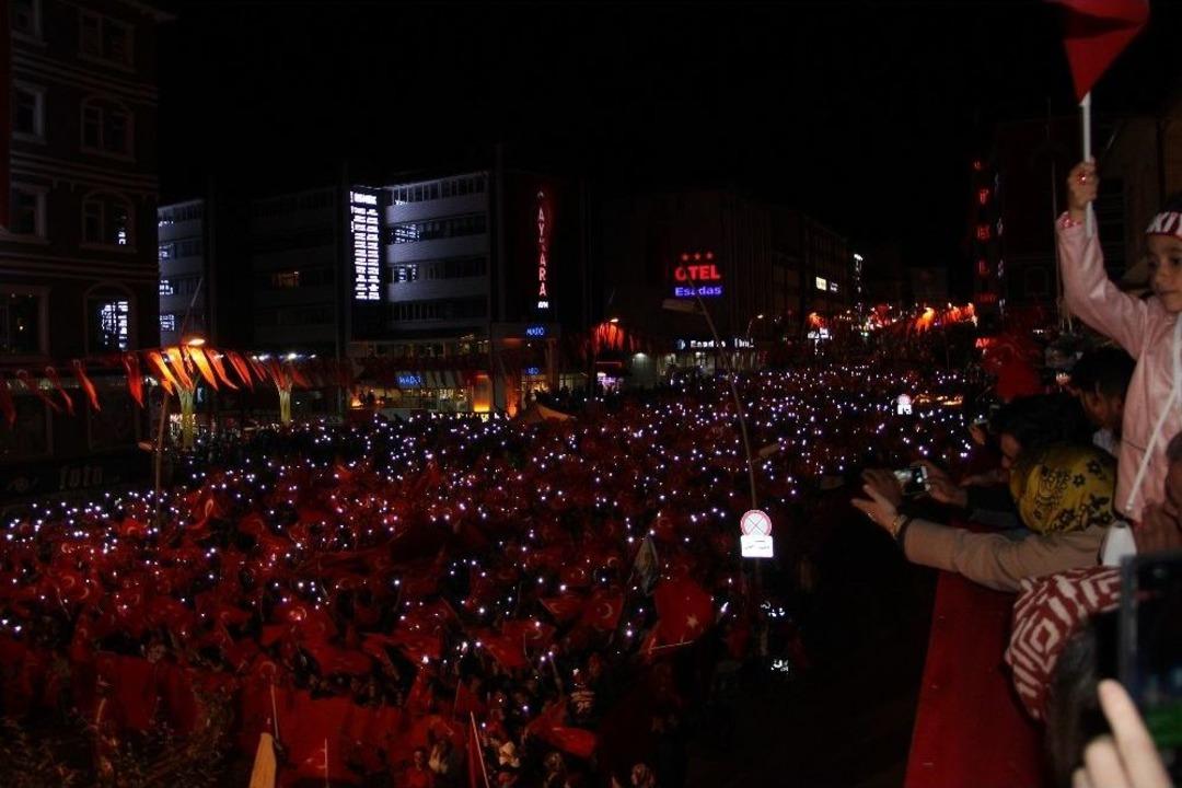 Erzurum&rsquo;da Yağmur Altında Demokrasi N&ouml;beti