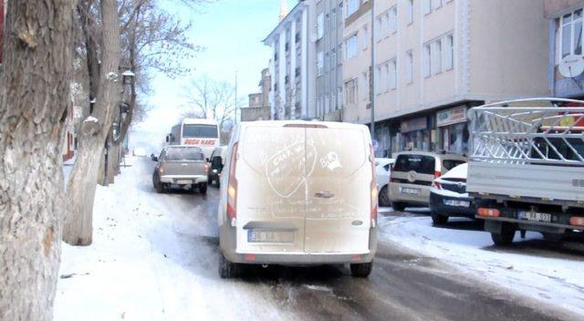 Kars’ta Yollar Buz Pistine Döndü