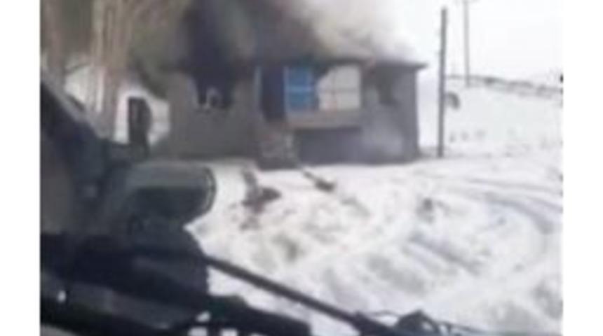 H&uuml;cre Evinde 4 Ter&ouml;ristin Etkisiz Hale Getirildiği &Ccedil;atışma Anı Cep Telefonu Kamerasına Yansıdı