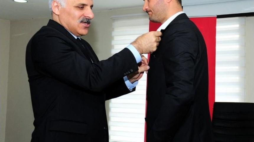 Vali Zorluoğlu, Ter&ouml;rle M&uuml;cadele Gazisine Rozet Taktı