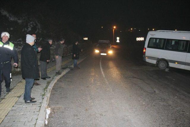 Amasra’da Buz Tutan Yolları İtfaiye Tuzladı