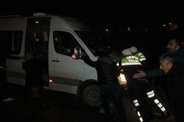 Amasra’da Buz Tutan Yolları İtfaiye Tuzladı