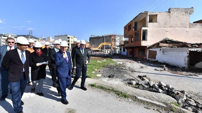 İzmir B&uuml;y&uuml;kşehir, &Ouml;rnekk&ouml;y&rsquo;de İlk Yıkımları Ger&ccedil;ekleştirdi