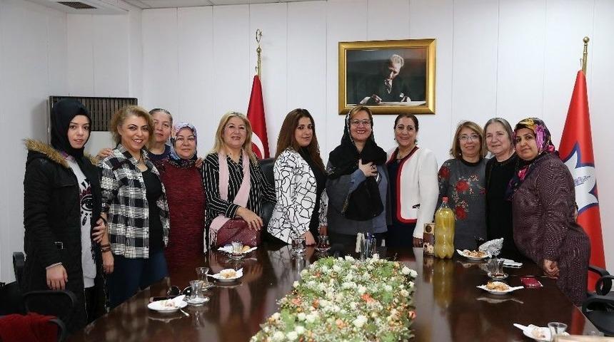 Kadınlardan G&uuml;&ccedil; Birliği