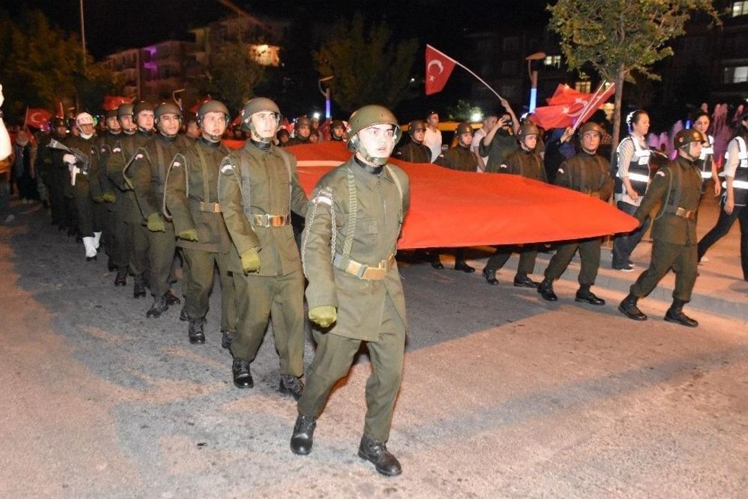 Kırıkkaleliler Demokrasi İ&ccedil;in Y&uuml;r&uuml;d&uuml;, Meydanları Doldurdu