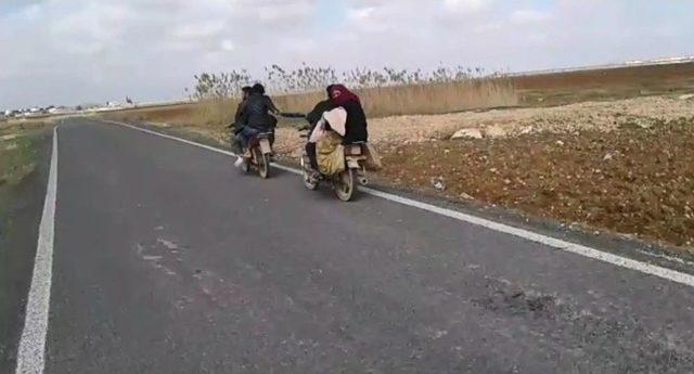 İki Motosikletli, Eşarbı Halat Yapıp Yol Aldı