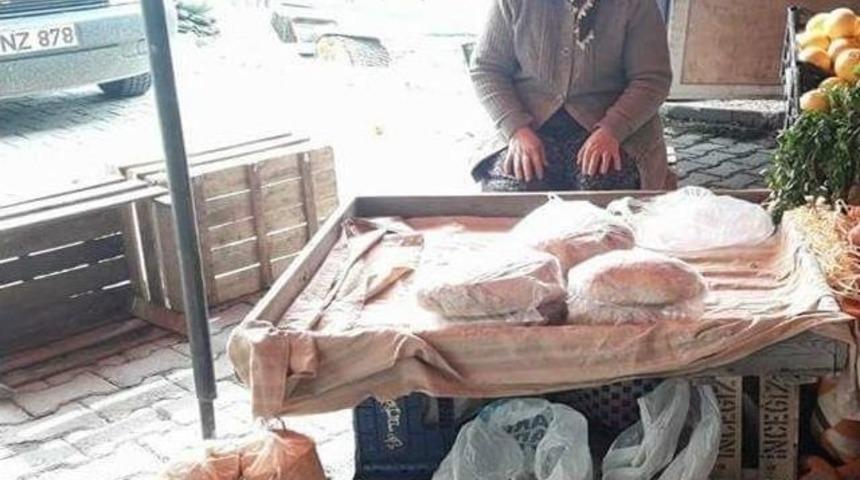 Pazarda Kızılcık Tarhanası Satıyor