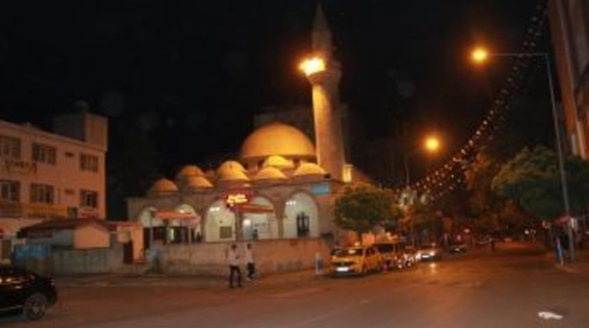 B&uuml;t&uuml;n Camilerde Sela Okundu