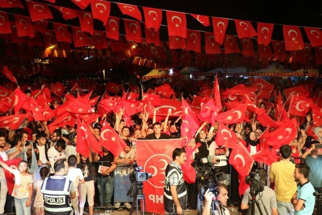 Diyarbakır 15 Temmuz&rsquo;da 7&rsquo;den 70&rsquo;e Meydandaydı