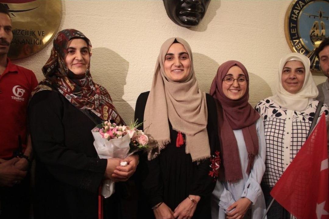 İsrail&rsquo;de Serbest Bırakılan Ebru &Ouml;zt&uuml;rk, T&uuml;rkiye&rsquo;ye D&ouml;nd&uuml;