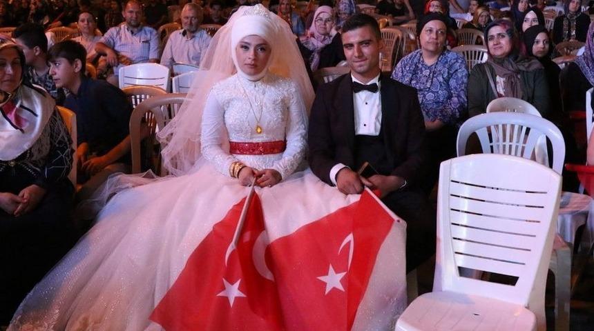 Akhisarlı Gelin Ve Damat D&uuml;ğ&uuml;nden Sonra Demokrasi N&ouml;beti Tuttu