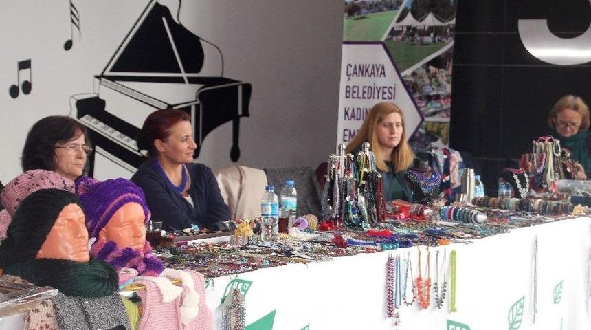 Kadınlar "yaşasın Kadın Dayanışması" Diyor