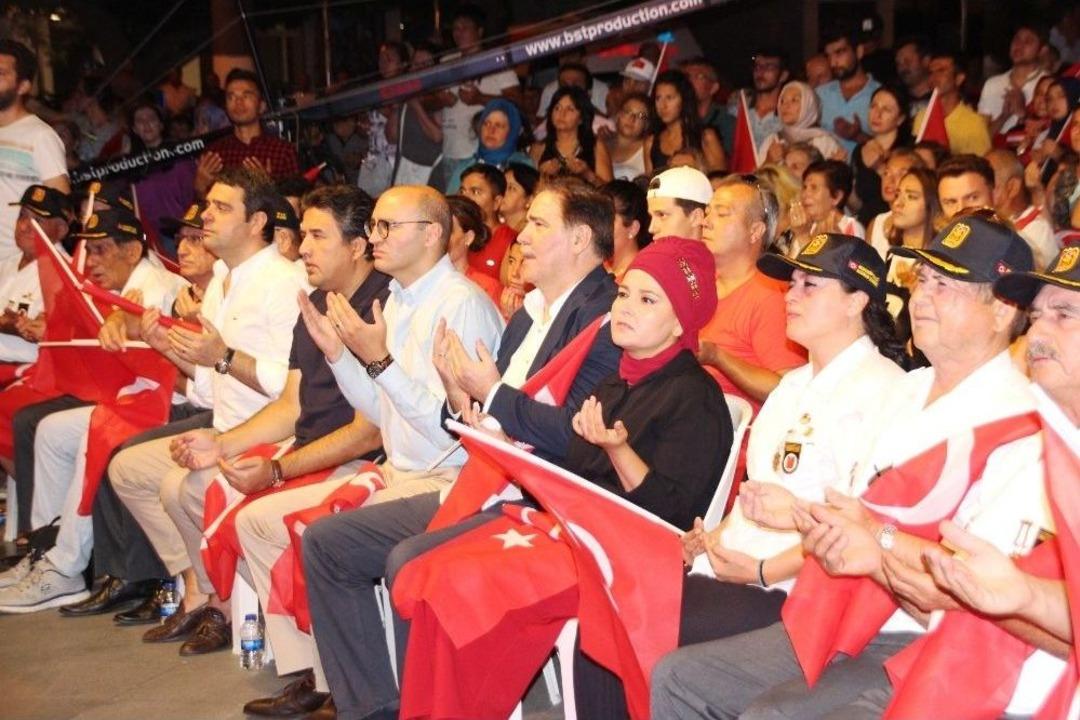 Bodrum&rsquo;da Binlerce Kişi 15 Temmuz Demokrasi Ve Milli Birlik G&uuml;n&uuml;ne Sahip &Ccedil;ıktı