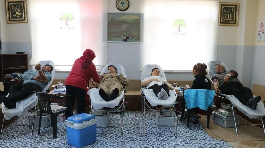 Askerle K&ouml;yl&uuml; El Ele Mehmet&ccedil;iğe Kan Bağışı