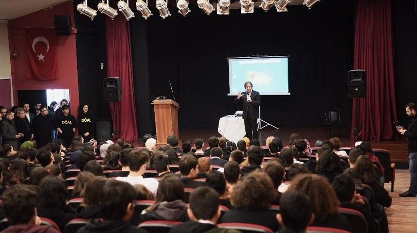 Başkan Demircan, &Ouml;ğrencilere Bilişim &Ccedil;ağının &Ouml;nemini Anlattı