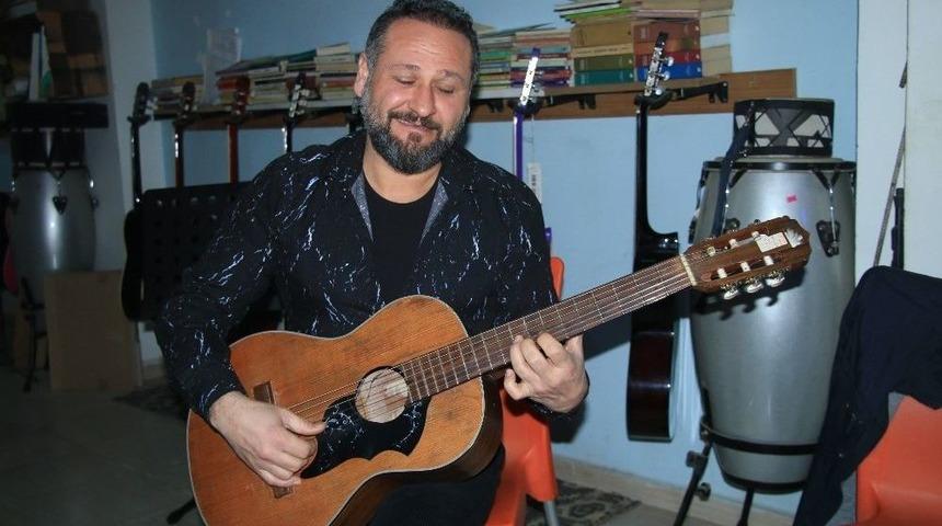 (&ouml;zel) Yeğenine Savaşı Anlatmak İ&ccedil;in Şarkı Besteledi