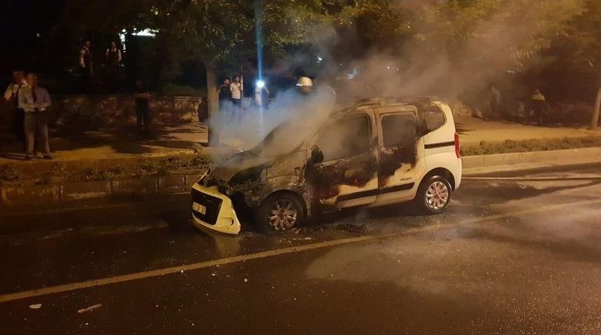 Elazığ&rsquo;da Seyir Halindeki Ara&ccedil; Yandı